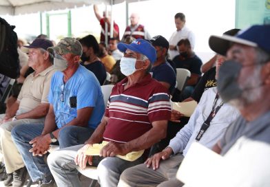 Entregan cerca de 100 permisos a productores pesqueros de La Paz y Mulegé