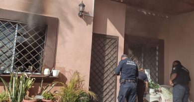 Policías rescatan a menor y su gato encerrados en una casa durante un incendio