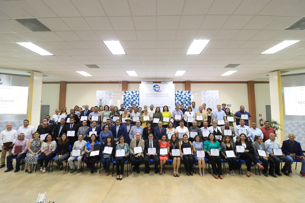Reconocen a personal docente de la UABCS por años de servicio - NBCS ...