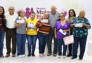 Entrega gobernador VMCC tarjetas de la Pensión Mujeres Bienestar