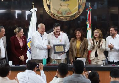 Preside Gobernador ceremonia de entrega de la medalla al Mérito Artístico y Cultural a Enoc Leaño