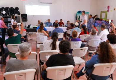 Atiende Saúl González Núñez a vecinos de Chametla y El Centenario, se detendrá obra de modernización en la zona