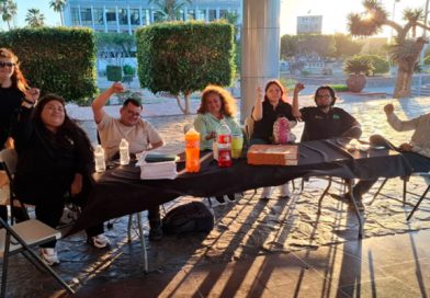 Trabajadores de Telebachillerato mantienen plantón en Palacio de Gobierno