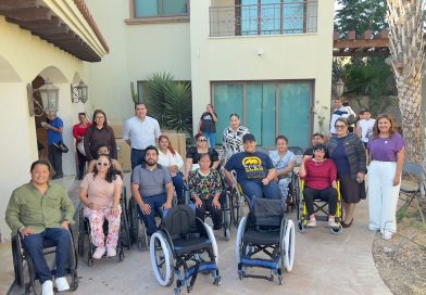 Entrega SEDIF sillas de ruedas a personas con discapacidad en Los Cabos
