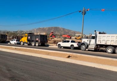 Paran labores camioneros en obras de la glorieta de Fonatur, en SJC