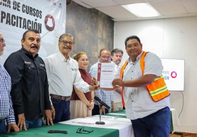 Se gradúa primera generación de operadores de maquinaria en La Paz