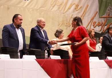 Gobernador Víctor Castro celebra el Día del Maestro con estímulos a 198 docentes sudcalifornianos