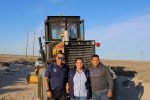 Celina Ramírez supervisa trabajos de mantenimiento de caminos en la Pacífico Norte
