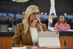 Busca diputada Karina Olivas permitir que el apellido materno pueda ir primero en actas de nacimiento en BCS