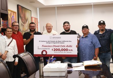 Entrega Gobernador apoyo económico a cooperativa turística de La Paz
