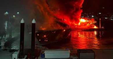 Voraz incendio destruye dos embarcaciones en la Marina de Cabo San Lucas; buscan a una persona desaparecida
