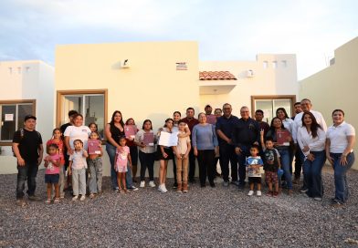 Entregan acciones de vivienda y títulos de propiedad en beneficio de familias de La Paz