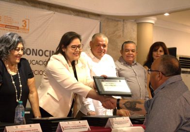 Reconoce Gobierno del Estado a personal administrativo al servicio de la educación en BCS