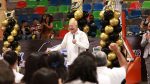 Gobernador llama a estudiantes a continuar su preparación durante graduación de secundaria