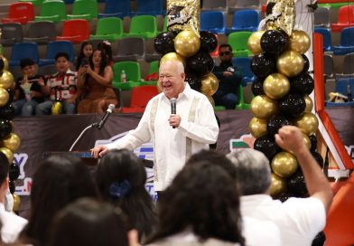 Gobernador llama a estudiantes a continuar su preparación durante graduación de secundaria