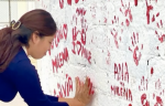 Bardas con huellas simbolizan el apoyo de mujeres a Milena Quiroga en BCS