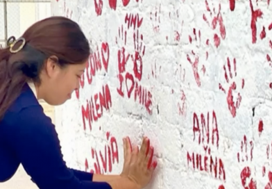 Bardas con huellas simbolizan el apoyo de mujeres a Milena Quiroga en BCS