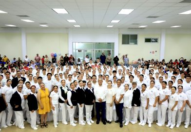 UABCS fortalece la formación clínica de 128 estudiantes de Enfermería con imposición de cofias y fístoles