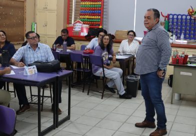 Analizan docentes de BCS regulación del uso de celulares en escuelas