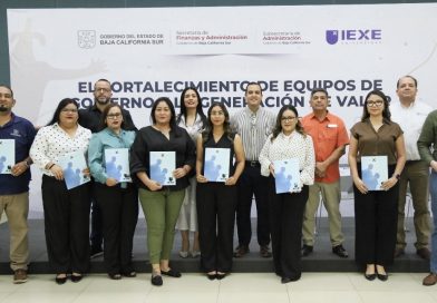 Entrega Subsecretaría de Administración 11 becas a personal del Gobierno del Estado