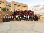 Como parte de la suma de esfuerzos para ampliar las oportunidades de educación media superior en el municipio de Los Cabos, la Universidad Autónoma de Baja California Sur (UABCS) puso a disposición sus instalaciones de la Sede Portales para que 150 estudiantes del Centro de Bachillerato Tecnológico Industrial y de Servicios (CBTIS) No. 318 desarrollen sus actividades académicas correspondientes al ciclo escolar 2026-2027. Las y los jóvenes cursan actualmente sus estudios en el turno vespertino, en un espacio que la UABCS facilita mientras avanza el proceso para la consolidación de la infraestructura propia de este nuevo plantel de educación media superior en el municipio. Esta colaboración representa una muestra concreta de la disposición de la Universidad para contribuir, desde sus propias capacidades e instalaciones, a atender las necesidades educativas de una comunidad que mantiene un crecimiento sostenido y que requiere ampliar las alternativas para que las nuevas generaciones puedan continuar con su formación académica. La incorporación de los estudiantes del CBTIS No. 318 a la dinámica de la Sede Portales se concretó mediante la coordinación entre la UABCS y autoridades de los distintos niveles de Gobierno, permitiendo que las y los jóvenes cuenten con un espacio adecuado para desarrollar sus actividades escolares mientras se avanza en la construcción de su plantel. Durante el arranque del ciclo escolar, el Mtro. Miguel Omar Murrieta Cota, director de la Dirección General de Educación Tecnológica Industrial y de Servicios (DGETI) en Baja California Sur, expresó su agradecimiento al rector de la UABCS, Dr. Dante Salgado González, por la disposición de la institución para facilitar sus instalaciones y contribuir así a que el nuevo grupo de estudiantes pudiera iniciar sus actividades académicas. Por parte de la UABCS, el Mtro. Juan de Jesús Pérez Agúndez, responsable de la Extensión Académica Los Cabos, quien acudió en representación del rector, destacó que facilitar los espacios universitarios para este propósito refleja el compromiso de la institución con la educación y con el desarrollo de Los Cabos. Asimismo, señaló que la puesta en funcionamiento del turno vespertino en la Sede Portales se vio acompañada por diversas acciones de infraestructura y servicios impulsadas por el Gobierno Municipal de Los Cabos, entre ellas la pavimentación de la avenida Paseo Cabo San Lucas, así como la construcción de banquetas, guarniciones y alumbrado público, obras que favorecen las condiciones de movilidad y acceso para la comunidad que acude diariamente a este espacio educativo. En este esfuerzo también ha sido relevante la atención a las necesidades de transporte público de las y los estudiantes. El Mtro. Juan de Jesús Pérez Agúndez reconoció la intervención de la Comisión Edilicia del Transporte del Ayuntamiento de Los Cabos, encabezada por Valerie Olmos Domínguez, así como de los concesionarios del transporte representados por Ramón Ceseña, quienes atendieron las solicitudes relacionadas con la instalación de paradores y el incremento de rutas hacia la Sede Portales. Por su parte, el director general de Desarrollo Social del Ayuntamiento de Los Cabos, Carlos Castro, en representación del presidente municipal en funciones, Dr. José Larumbe, destacó la importancia de generar condiciones para que las y los jóvenes puedan continuar sus estudios y señaló que próximamente el municipio contará con tres nuevos planteles de educación media superior. En este contexto, informó que el predio donde se construirá el CBTIS No. 318 fue donado por la XV Administración Municipal, como parte de las acciones encaminadas a fortalecer la infraestructura educativa de Los Cabos. Finalmente, las autoridades señalaron que la presencia temporal de estudiantes de educación media superior en las instalaciones de la UABCS representa también una oportunidad para fortalecer la cercanía entre ambos niveles educativos y para que las nuevas generaciones conozcan desde ahora el entorno universitario, particularmente en una institución que ofrece diversas opciones de educación superior en el municipio.