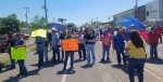 ¡Revientan burócratas de Comondú! Bloquean la Transpeninsular por adeudos del Ayuntamiento