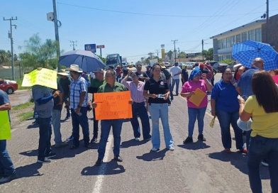 ¡Revientan burócratas de Comondú! Bloquean la Transpeninsular por adeudos del Ayuntamiento