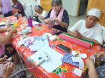 Flores que ocupan las manos y fortalecen el bienestar de nuestros adultos mayores
