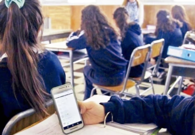 Adiós al celular en primarias y secundarias: restricción comenzará el 3 de noviembre