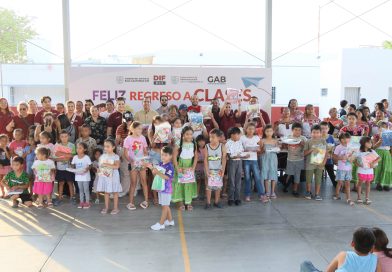 Entrega Grupo de Amigos para el Bienestar 200 paquetes de útiles escolares en La Paz
