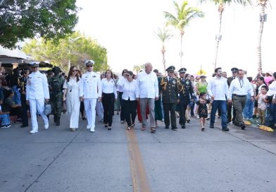 Con desfile cívico-militar conmemoran en La Paz el 216 aniversario de la Independencia