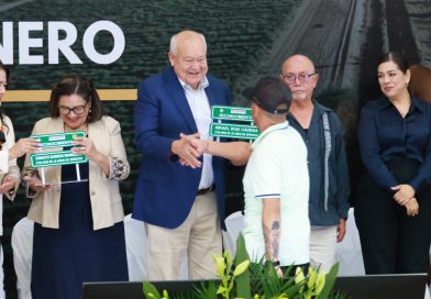 Conmemora Víctor Castro el Día del Caminero junto al personal de la JEC