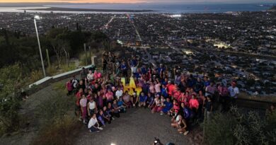 Milena Quiroga encabeza caminata en el Cerro Atravesado por el Mes Rosa