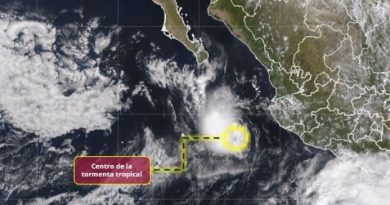 Tormenta tropical Simon continúa sin desplazarse y se localiza a 435 kilómetros de Cabo San Lucas