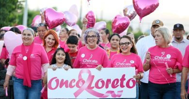 Paz Ochoa encabeza marcha rosa en Loreto